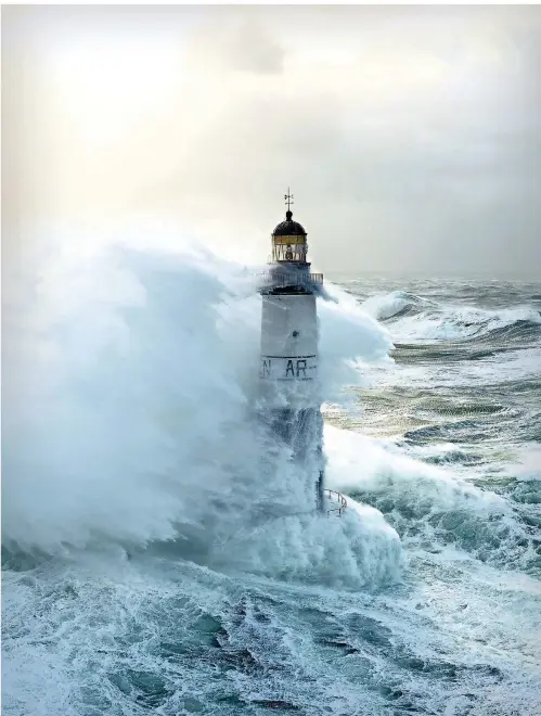  ?? FOTO: CHARLES MARION/DPA ?? Hölle der Höllen: Der Leuchtturm Ar Men in der Bretagne ist einer der einsamsten Orte der Welt.
