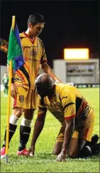  ?? FATZERIN/KALTIM POST ?? HEBAT: Gelandang Mitra Kukar Momo Sissoko sujud syukur setelah mencetak gol ke gawang PS TNI kemarin.