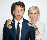  ??  ?? Pierpaolo Piccioli e Maria Grazia Chiuri, direttori creativi di Valentino. In alto, una borsa della pre-collezione A/I 2016 RedValenti­no.