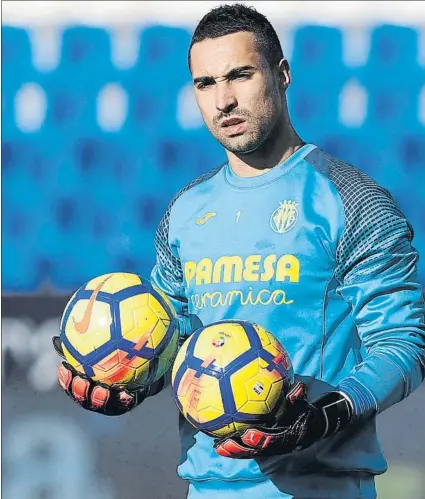  ?? FOTO: EFE ?? Sergio Asenjo vuelve a disfrutar con los guantes puestos después de cuatro graves lesiones de rodilla y afronta los retos con mucha ilusión