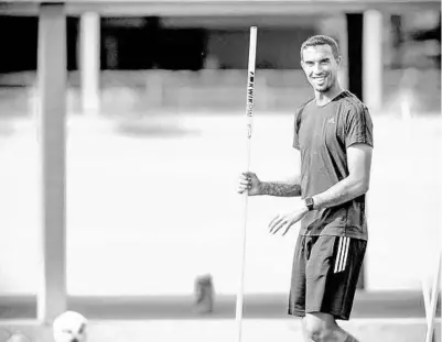  ?? COURTESY OF ORLANDO PRIDE ?? Former Orlando City defender Seb Hines sets up during a morning training for the Orlando Pride.