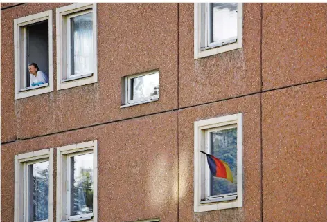  ?? FOTO: IMAGO ?? Tristesse im Plattenbau – und in der Republik: 2018 kann nicht einmal die WM die betrübte Stimmung in Deutschlan­d aufhellen. Ganz im Gegenteil.