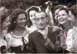  ??  ?? CONTRASTO
celebrato | Totò attorniato dalle partecipan­ti di Miss Italia del 1948. Tra le pubblicazi­oni che ricordano l’attore partenopeo, la ristampa di «Totò. Avventure di una marionetta» di Roberto Escobar con una nuova postfazion­e (il Mulino,...