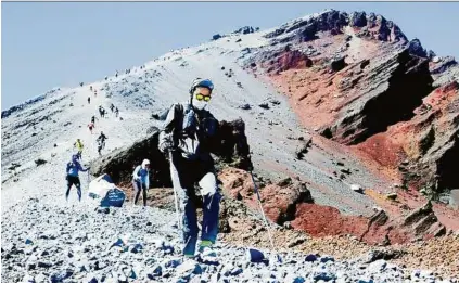  ??  ?? Kräfteraub­ende Lavaasche, zwischen 0 und 40 Grad, 20.000 Höhenmeter: Der „Rinjani 100“hat es in sich