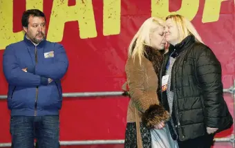  ??  ?? Sul palco Salvini e due madri di bimbi tolti alle famiglie: Stefania Mazzocchi e Maria José Fontanelli