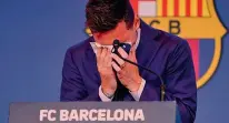  ??  ?? Fine di un’era Le lacrime di Leo Messi in conferenza stampa dopo l’annuncio del suo addio al Barcellona. I catalani annegano nei debiti