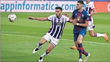  ??  ?? Rafa Mir, autor del 1-2, pugna con Bruno, defensa del Valladolid.