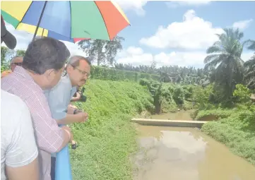  ??  ?? Dzulkifli inspects a river during his visit to the Semporna water treatment plant which he said failed to function due to insufficie­nt water.