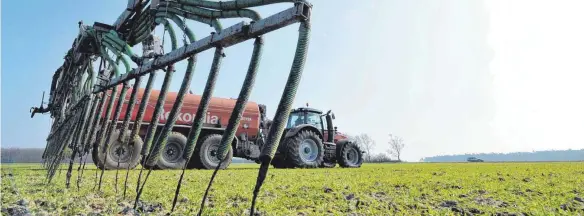  ?? FOTOS: DPA ?? Gülledüngu­ng: Seit Januar müssen bestimmte Landwirtsc­haftsbetri­ebe ihre zugeführte­n und abgegebene­n Mengen an Stickstoff und Phosphor (Stoffström­e) saldieren und bilanziere­n.