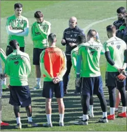  ??  ?? ARENGA. Paco y sus jugadores charlaron antes de entrenar.