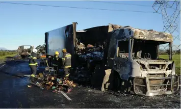  ?? CHEVON BOOYSEN African News Agency (ANA) ?? THE N1 near Paarl was closed to traffic yesterday after two trucks were set alight. | HENK KRUGER