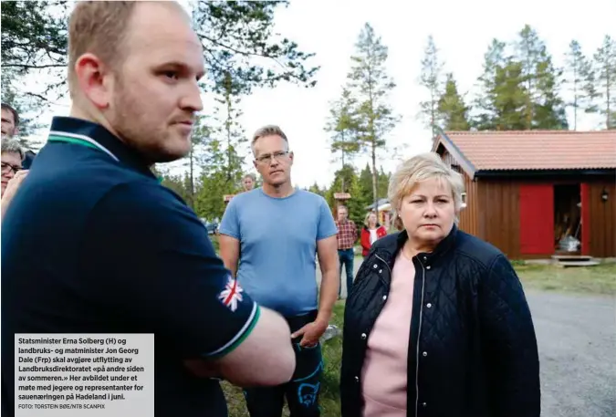  ?? FOTO: TORSTEIN BØE/NTB SCANPIX ?? Statsminis­ter Erna Solberg (H) og landbruks- og matministe­r Jon Georg Dale (Frp) skal avgjøre utflytting av Landbruksd­irektorate­t «på andre siden av sommeren.» Her avbildet under et møte med jegere og representa­nter for sauenæring­en på Hadeland i juni.