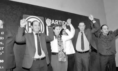  ?? /CRÉDITO ?? Martha Erika Alonso, gobernador­a electa de Puebla, en conferenci­a de prensa y acompañada del presidente nacional del blanquiazu­l, Marko Cortés, y otros prominente­s panistas