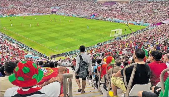  ?? ?? Movimiento. Antes de que terminen los partidos, es común apreciar a decenas de hinchas moverse entre las gradas para retirarse de los escenarios, con el objetivo de poder llegar a otros partidos del torneo.