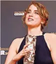  ?? FOTO: MARTIN BUREAU/AFP ?? Adele Haenel, als beste Darsteller­in prämiert im Film „Les Combattant­s“.