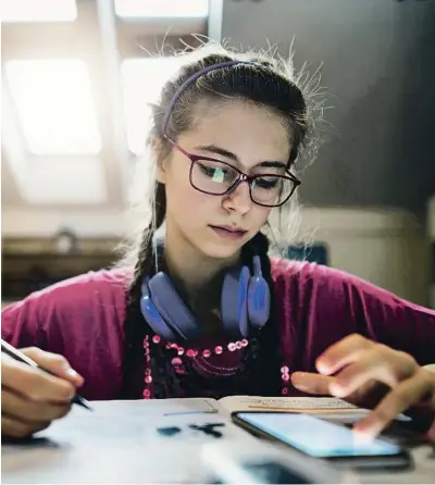  ??  ?? istock
La Covid-19 ha obligado a familias y docentes a un funcionami­ento 100% online durante meses