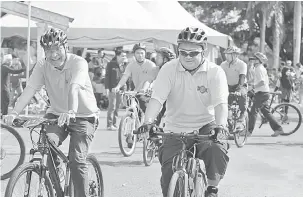  ?? — Gambar Bernama ?? KAYUH BASIKAL: Tuanku Syed Faizuddin (kanan) diiringi Dzulkefly berkenan menyertai kayuhan basikal sempena Sambutan Hari Malaria Sedunia Peringkat Kebangsaan 2018 di Padang Besar, semalam.