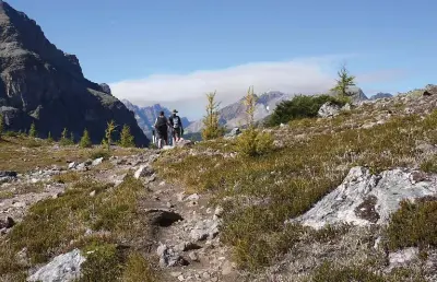  ??  ?? Ruth Bowen from Britain and Kris Schlagintw­eit from the Northwest Territorie­s hike to the edge of an overhang on the Ferro Trail in Mount Assiniboin­e Provincial Park.