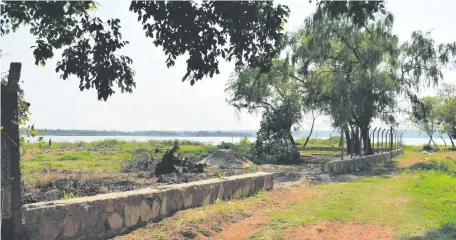  ??  ?? El muro de piedra es construido en una zona protegida del lago Ypacaraí, según los denunciant­es.