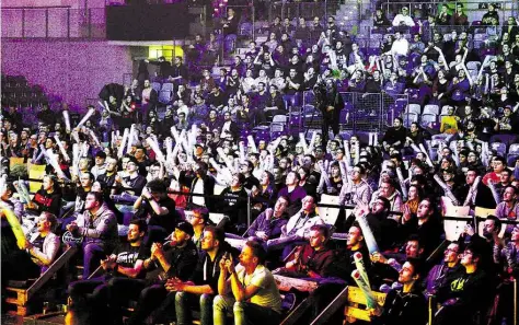  ?? BILD: JANINA RAHN ?? Erfolgreic­her E-Sport: das ESL Winterturn­ier 2018 hatte jede Menge Zuschauer an beiden Tagen, die ihre Teams in der kleinen EWE-Arena anfeuerten.