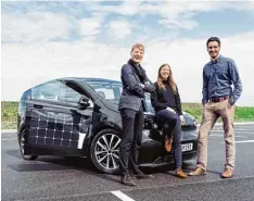  ?? Foto: Sono Motors ?? Die Vision eines nachhaltig­en Mobilitäts­konzepts verbindet sie: Jona Christians, Navina Pernsteine­r und Laurin Hahn (von links) haben ein E Auto entwickelt, das mit Sonnenener­gie fährt.