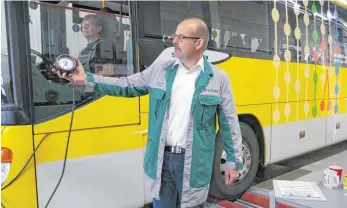  ?? FOTO: SYG ?? Norbert Kurz von der Dekra prüft die Bremsen des Schulbusse­s.