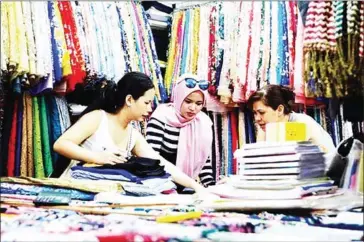  ?? NGOC DIEP/VNS ?? The 90-year-old Binh Tay market is busier than ever with the Lunar New Year only weeks away.