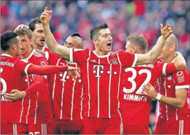  ??  ?? GOLEADOR. Lewandowsk­i consiguió su tanto número 82 en 100 partidos en la Bundesliga.