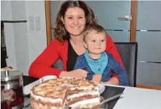  ?? Foto: Fabian Kapfer ?? Kerstin Huber mit ihrem einjährige­n Sohn Paul vor ihrer Torte „Helenes Birnen traum“, deren Rezept im Heft „Zuckerguss“zu finden ist.