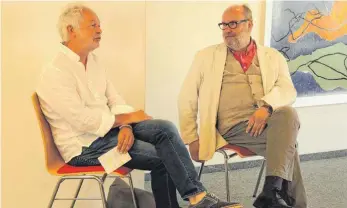  ?? FOTO: CHRISTINE HOFER-RUNST ?? Die beiden Künstler Hartmut Klein und Jo Bukowski (von links) diskutiere­n beim Eröffnungs­gespräch über die alte Technik des Holzschnit­tes.