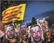  ?? Emilio Morenatti Associated Press ?? CATALAN independen­ce demonstrat­ors hold photos of Spanish Prime Minister Pedro Sánchez in 2019.