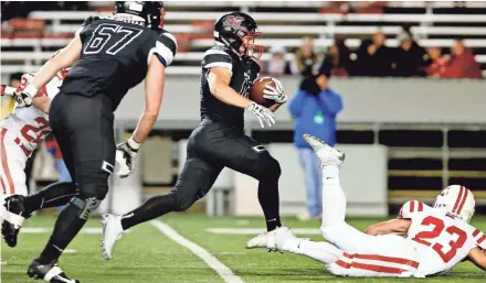  ?? C.T. KRUGER/NOW NEWS GROUP ?? Muskego's John Reiske breaks loose for a 45-yard touchdown run.