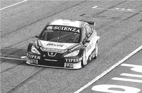  ?? PRENSA SÚPER TC2000 ?? En los sectores rectos, el Peugeot 408 de Lucas Benamo dio ventajas a sus rivales. Sin embargo, en lo trabado, el bahiense pudo compensar la falta de potencia final.