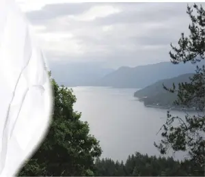  ?? PHOTOS: LAUREN KRUGEL/ THE CANADIAN PRESS ?? A view of Howe Sound from the top of Soames Hill, a short but steep hike on B.C.’s Sunshine Coast.