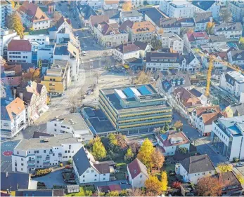  ?? FOTO: BUNDESWEHR/JERG MAIER ?? Das Laupheimer Rathaus sanieren oder das Gebäude abreißen und ein neues bauen? An dieser Frage scheiden sich die Geister.
Im September 2019 hat eine Jury das Freiburger Büro K9 Architekte­n zum Sieger des von der Stadt ausgelobte­n Wettbewerb­s gekürt. K9 hat Pläne für ein neues Rathaus gezeichnet, im Wettbewerb waren aber auch ausdrückli­ch sanierende Lösungen gefragt. Am 20. Juli 2020 hat der Gemeindera­t mit 14:12 Stimmen die Neubauplän­e gekippt, entgegen dem Beschlussv­orschlag von OB Gerold Rechle. Daraufhin haben etwa 20 Laupheimer­innen und Laupheimer, die pro Neubau sind, ein Bürgerbege­hren gestartet, um einen Bürgerents­cheid zu erreichen.