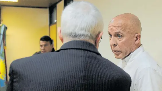  ?? ALFREDO MARTÍNEZ ?? Frente a frente. Daniel Lagostena ayer, minutos antes de que empezara la primera audiencia del juicio, habla con su abogado.