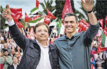  ?? SANTIAGO GARCÍA VILLEGASX ?? Pedro Sánchez, junto a Guillermo Fernández Vara durante la campaña electoral del pasado año.