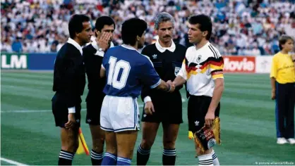  ??  ?? Copa Mundial de Fútbol 1990, final Alemania vs. Argentina. Diego Maradona y Lothar Matthäus se dan la mano.