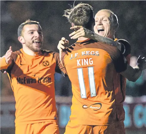  ?? Picture: SNS Group. ?? Billy King is congratula­ted by Paul Mcmullan and Willo Flood after scoring United’s second goal.