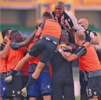  ?? GETTY IMAGES ?? L’esultanza dei giocatori dell’Udinese dopo il gol dell’1-0 realizzato da Rodrigo De Paul