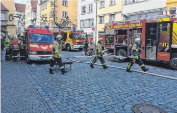  ?? FOTO: JULIA BAUMANN ?? Mit 90 Mann sind die Wehren aus Lindau und Bodolz vier Stunden lang auf der Insel zugange.