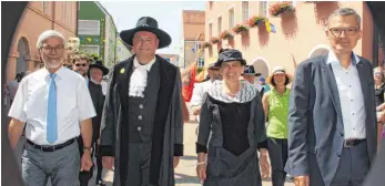  ?? FOTOS: ZURKE ?? Bürgermeis­ter Gerd Dannenmann bei seiner letzten Teilnahme als Bürgermeis­ter von Neresheim beim Umzug am Stadtfest. Unser Bild zeigt ihn mit Landrat Klaus Pavel, seiner Frau Angelika und dem CDU-Bundestags­abgeordnet­en Roderich Kiesewette­r (von links).