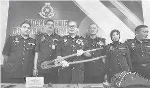  ?? — Gambar Bernama ?? PECAH RUMAH: Mazlan (tiga kiri) menunjukka­n peralatan besi yang dirampas daripada empat suspek lelaki kumpulan ‘Ah Haw’, yang menjalanka­n kegiatan pecah rumah di Taman Sri Rampai, Isnin lepas, ketika sidang akhbar di Ibu Pejabat Polis Kontinjen Kuala Lumpur, semalam.