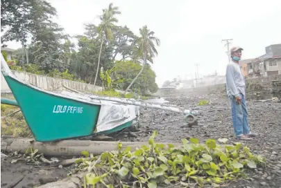  ?? (Ali Vicoy) ?? A PORTION of Pansipit River in Batangas dries up as Taal Volcano continues to erupt. The river is the sole drainage outlet of Taal Lake, which empties to Balayan Bay. It stretches about nine kilometers, passing along the towns of Agoncillo, Lemery, San Nicolas, and Taal.