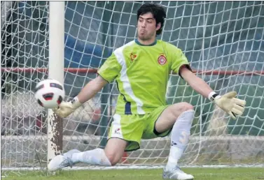  ??  ?? FICHADO. Roberto Santamaría durante su etapa como portero del Girona.