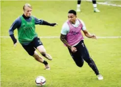  ?? — AFP ?? AMSTERDAM: Ajax’s Danish forward Kasper Dolberg (left) and Dutch defender Kenny Tete take part in a training session in Amsterdam ahead of the team’s Europa League final football match against Manchester United in Stockholm today.