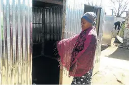  ?? / PHOTOS: PENWELL DLAMINI ?? Sindisiwe Makaula stands next to a shack where three children were burnt to death.