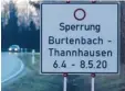  ?? Foto: Josef Reitmayer ?? MIt diesen Hinweissch­ildern wird bereits seit einigen Tagen beim Keisverkeh­r an der B 300 bei Thannhause­n auf die Sperrung hingewiese­n.
