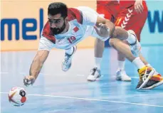  ??  ?? Faustball? Mohammed Mersa aus Bahrain im Anflug bei der Handball-WM.
