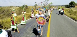  ??  ?? Danzantes encabezaro­n la peregrinac­ión que llegó de Abasolo.